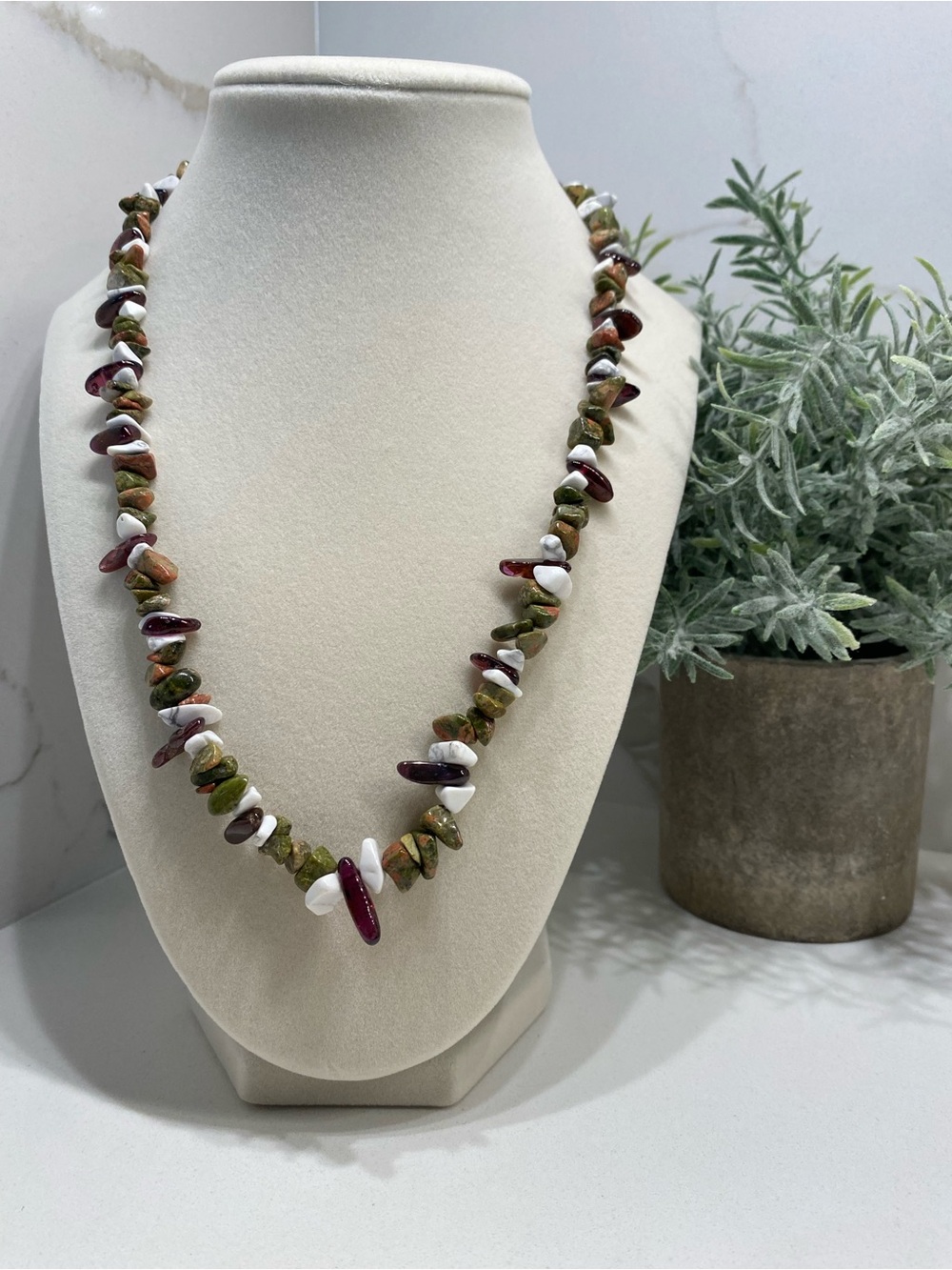 Unbranded Green and White Mookaite & Jasper Chip Necklace with Purple colors